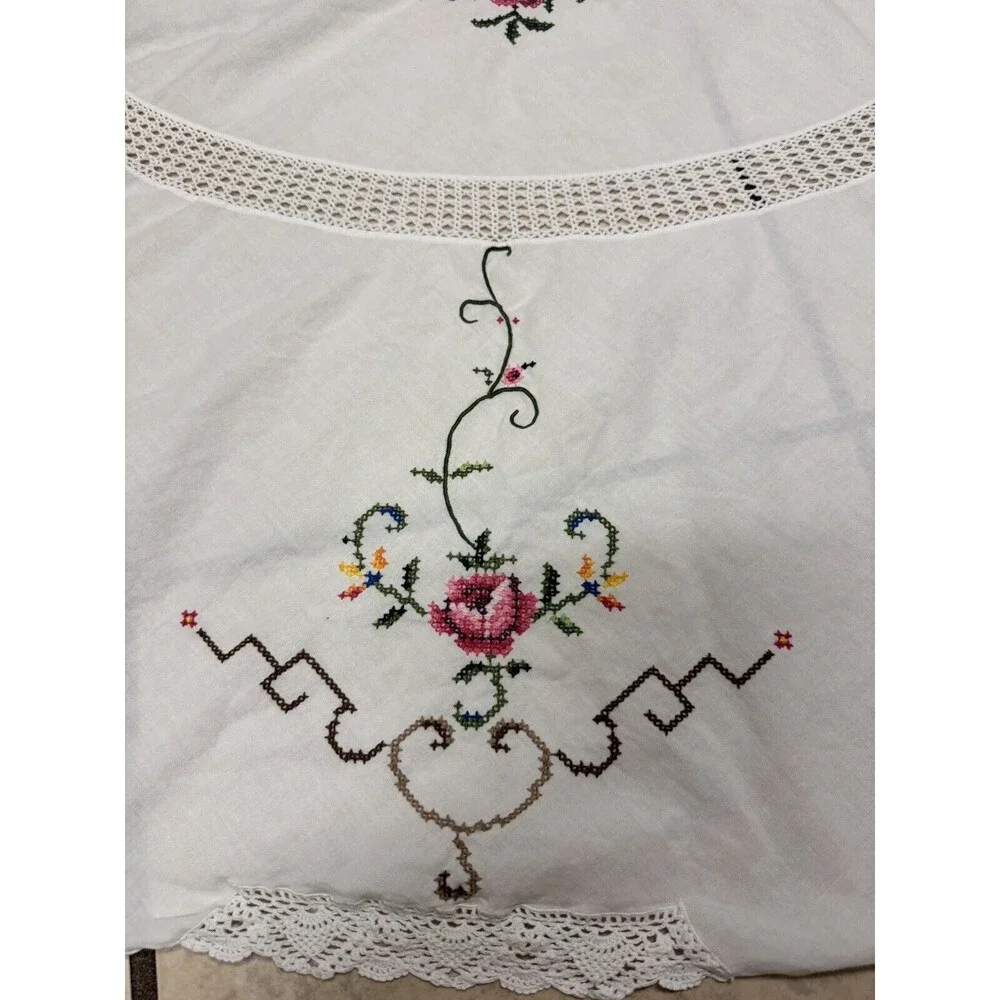 Vtg Linen Round Tablecloth White Embroidered Pink Flowers Cottage 61” Cottage